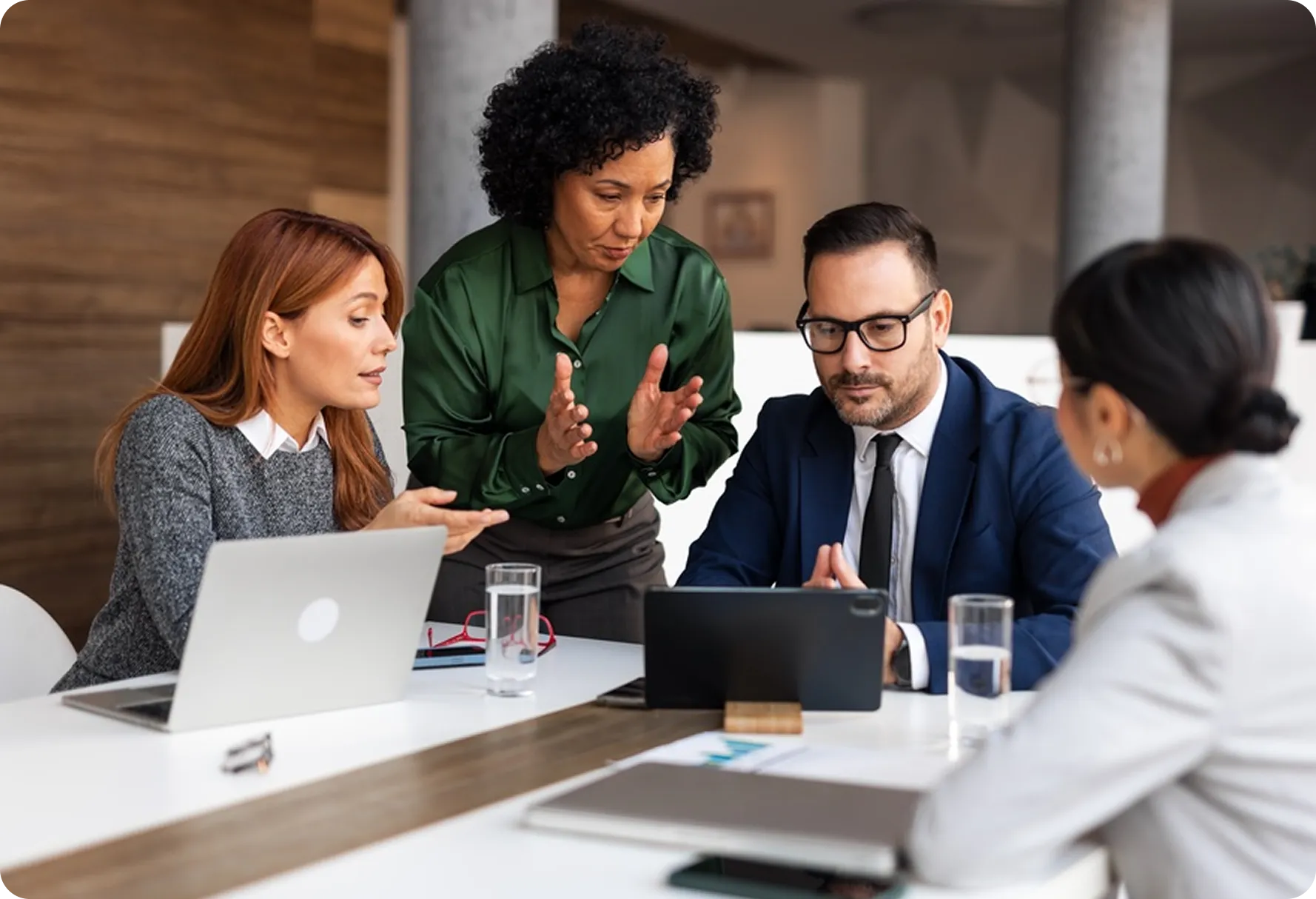 Equipo analizando señales del mercado en una reunión de trabajo