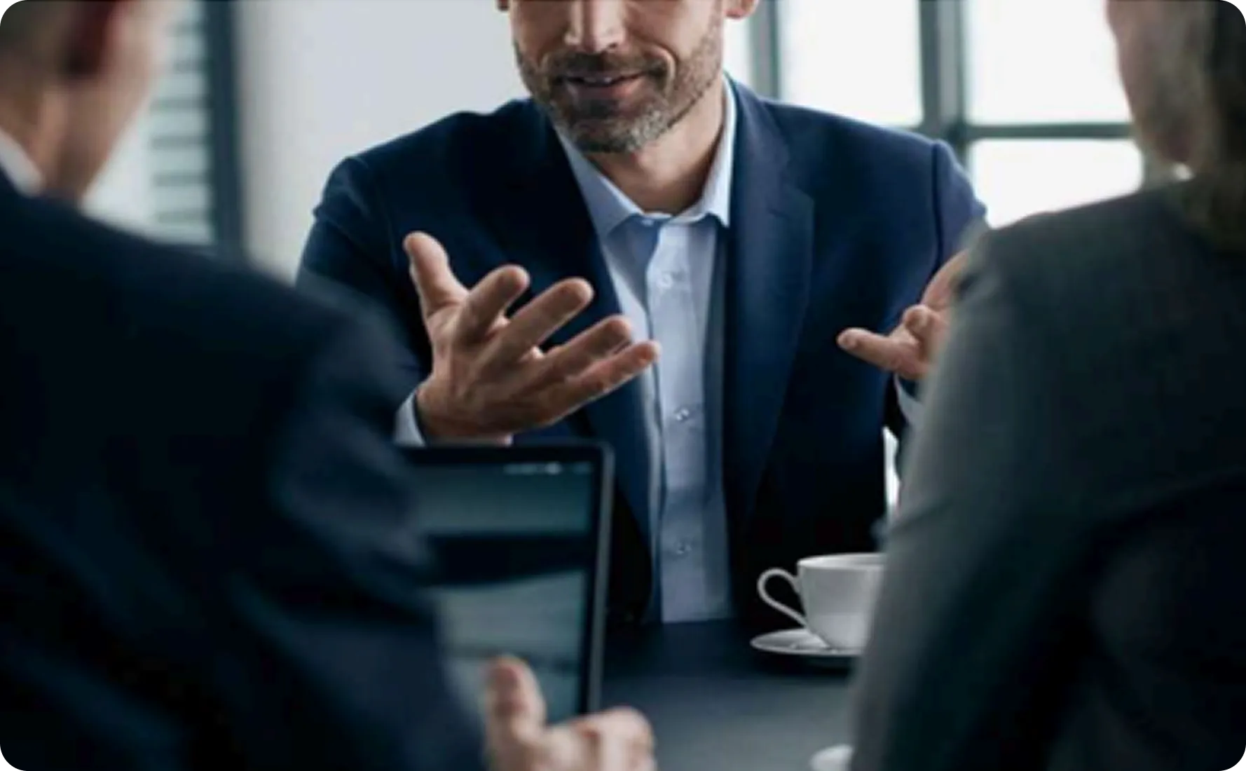 Asesor financiero explicando estrategias de inversión en una reunión
